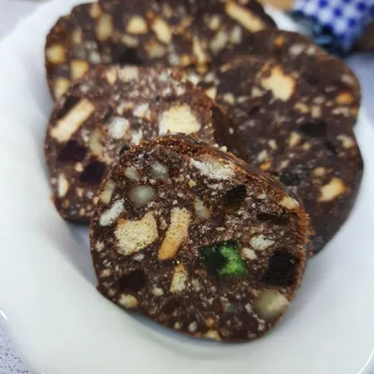 Колбаска шоколадная с орехами и цукатами