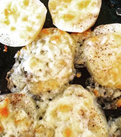 Картофельные медальоны в духовке под сырно-чесночной корочкой