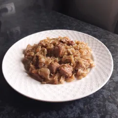 Жареная капуста с курицей