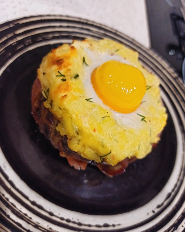 Запечённый картофель в беконе с яйцом