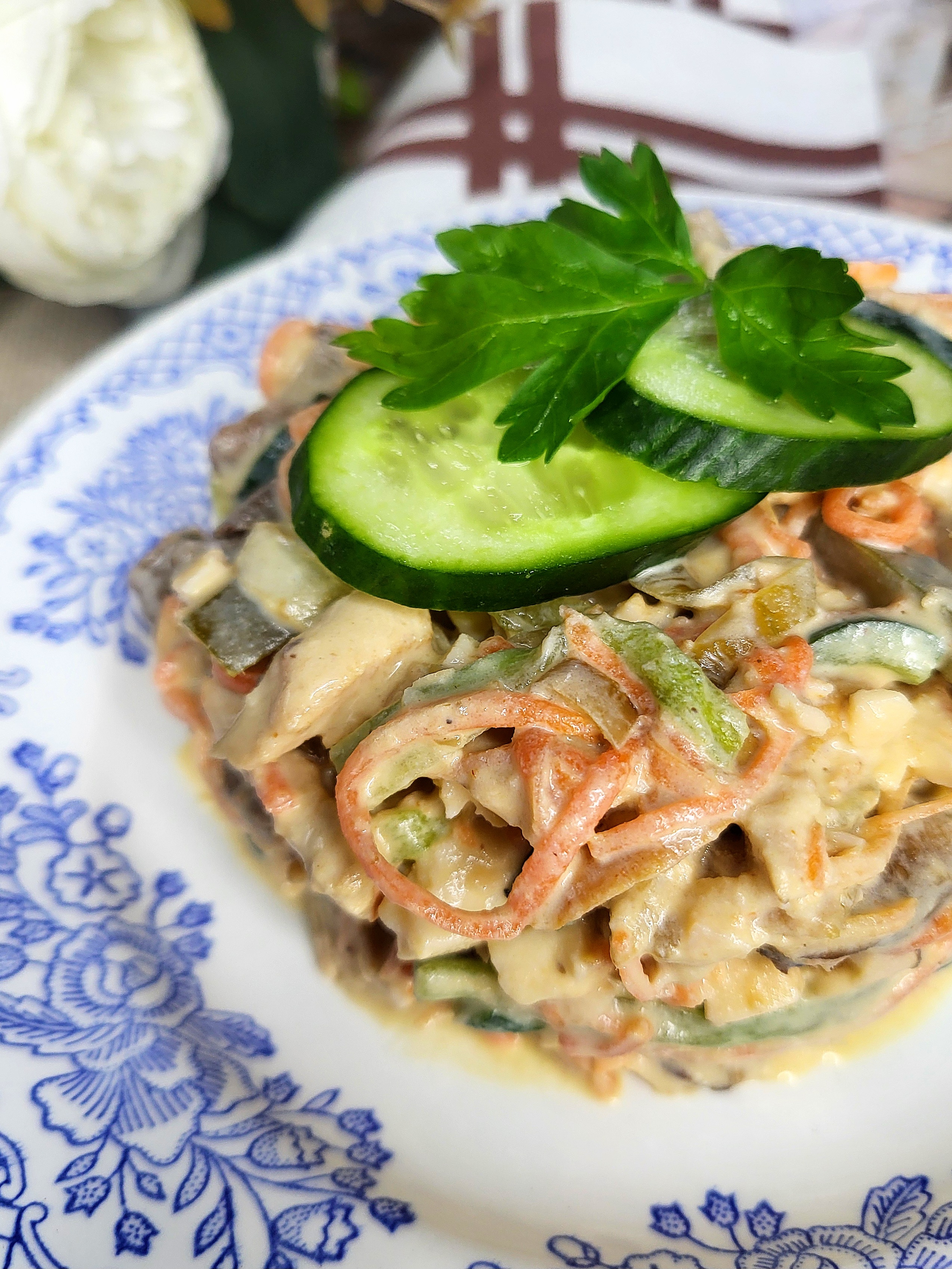 Салат с шампиньонами и курицей