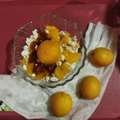 Десерт из творога с абрикосами со сливовым сиропом на сметане