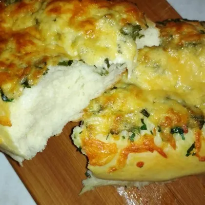 Багет с сыром, чесноком и зеленью