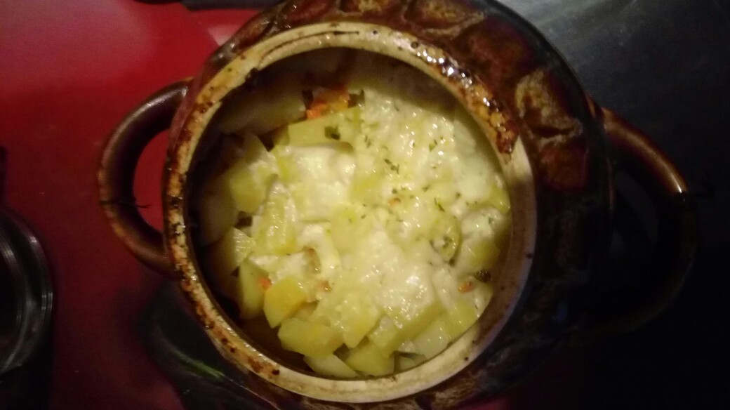 Картошка со свининой и грибами в горшочках