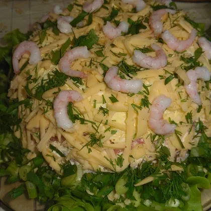 Салат с крабовыми палочками, семгой, рисом и овощами