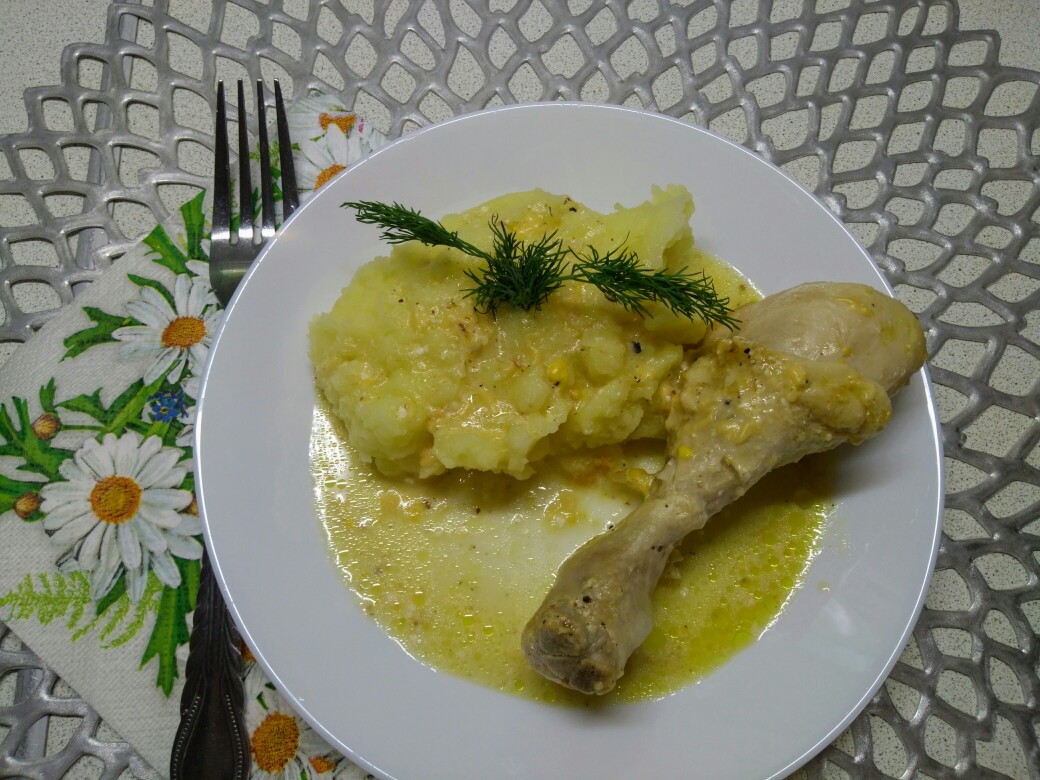 Куриное филе, тушенное в духовке в сметанном соусе под сыром