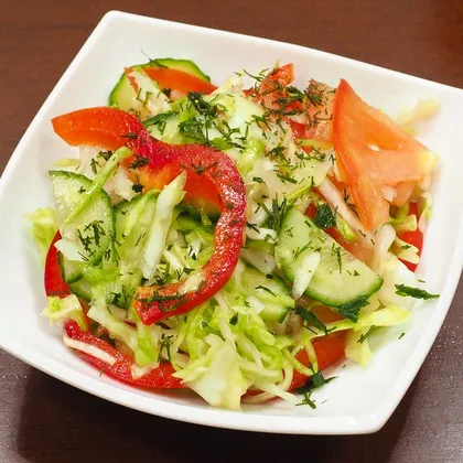 Салат из зелени и капусты