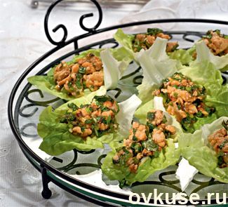 Салатные лодочки с курицей