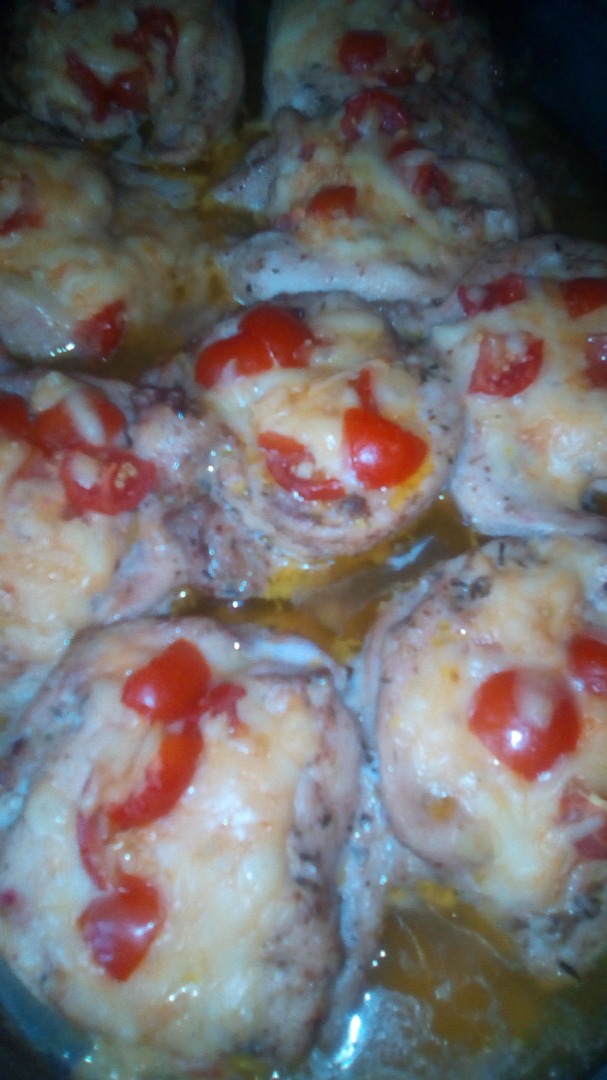 Гнезда из куриного филе с сыром и помидорами