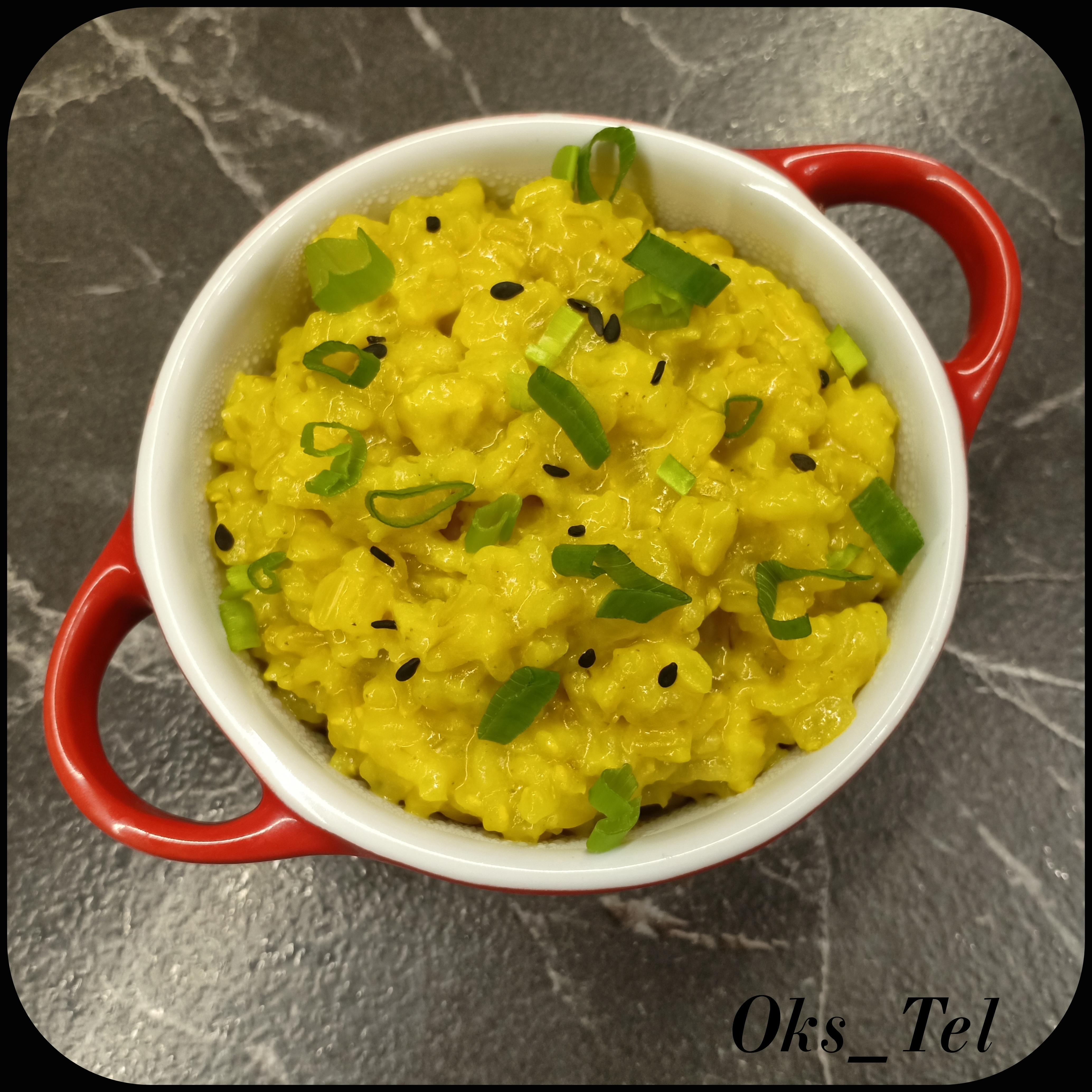 Рис в сметанном соусе на сковороде