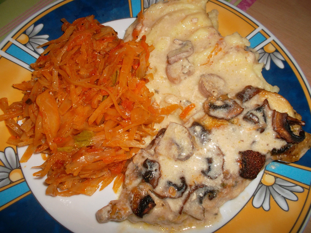Куриное филе с тушеной капустой и шампиньонами