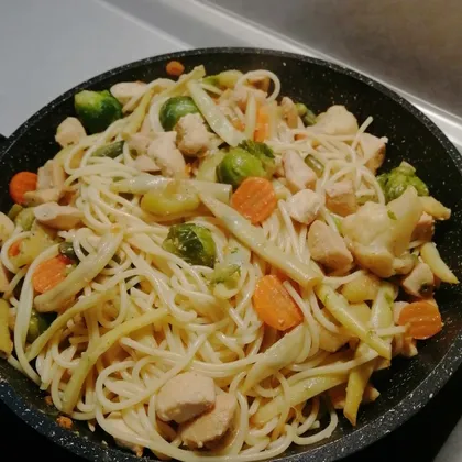 Спагетти с курицей в соевом соусе с овощами