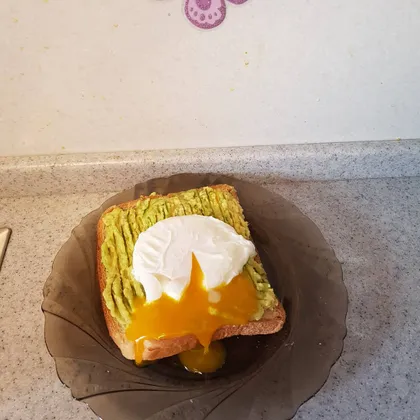 Бутерброд с авокадо и яйцом пашот