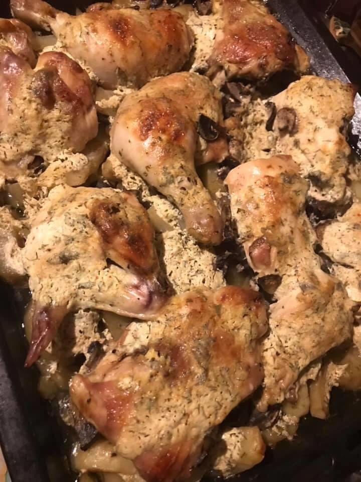 Окорочка, запечённые с картошкой и грибами под сметанным соусом