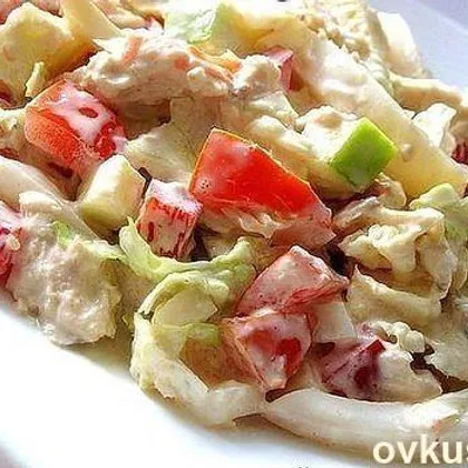 Салат с пекинской капустой, курицей и кальмарами