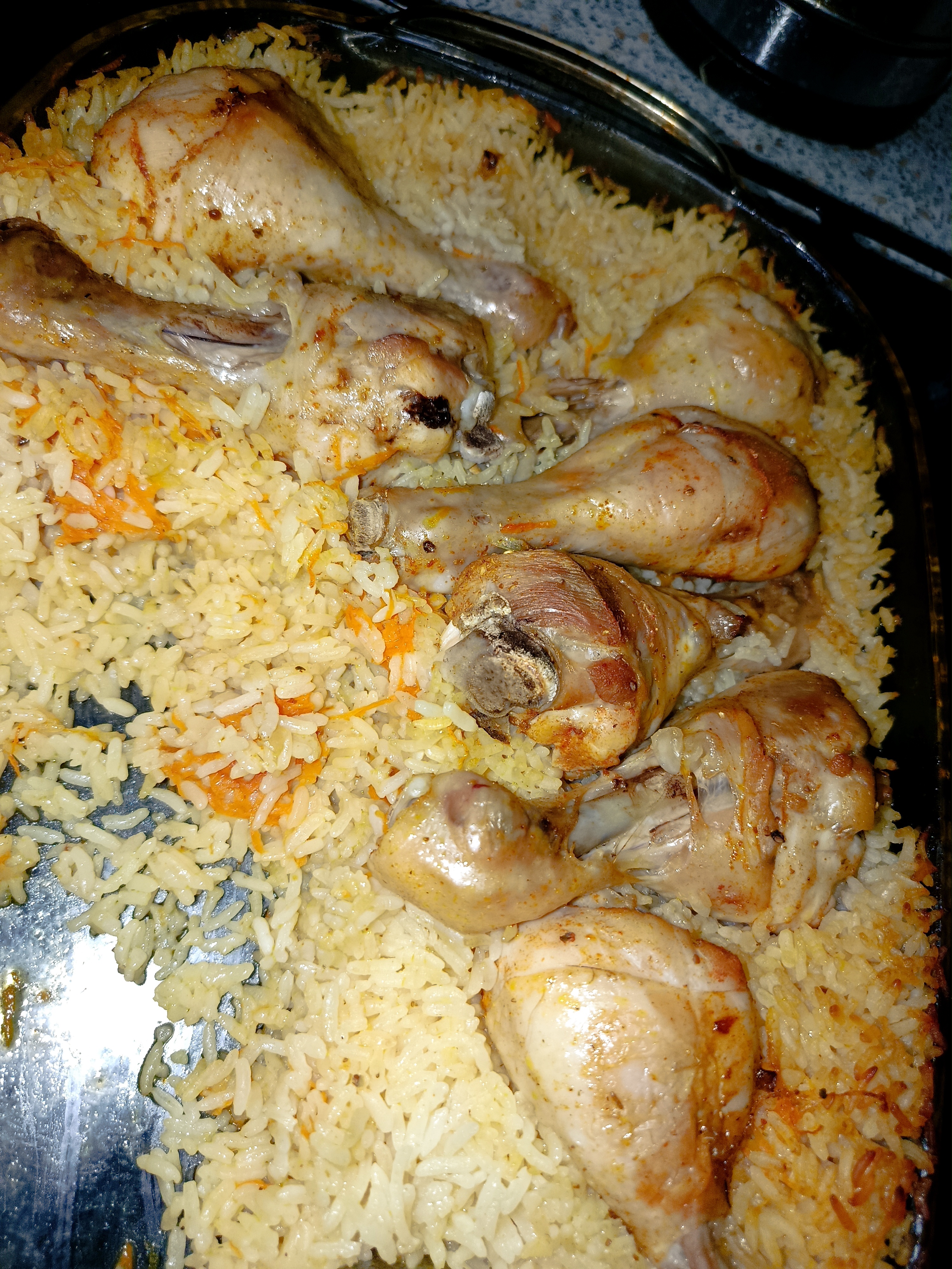 Голени с рисом, луком и морковью в духовке