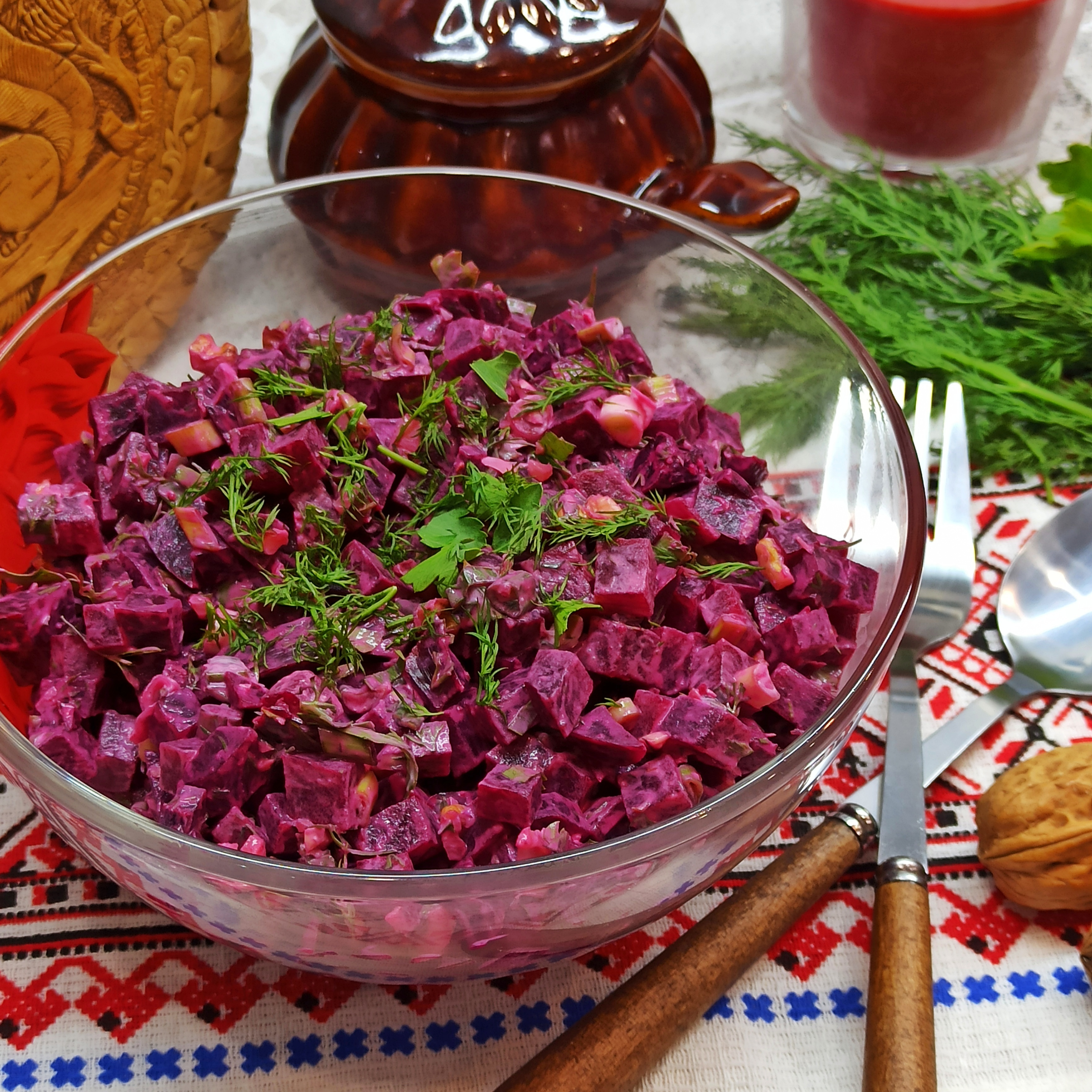 Салат из свеклы со сметаной и грецкими орехами