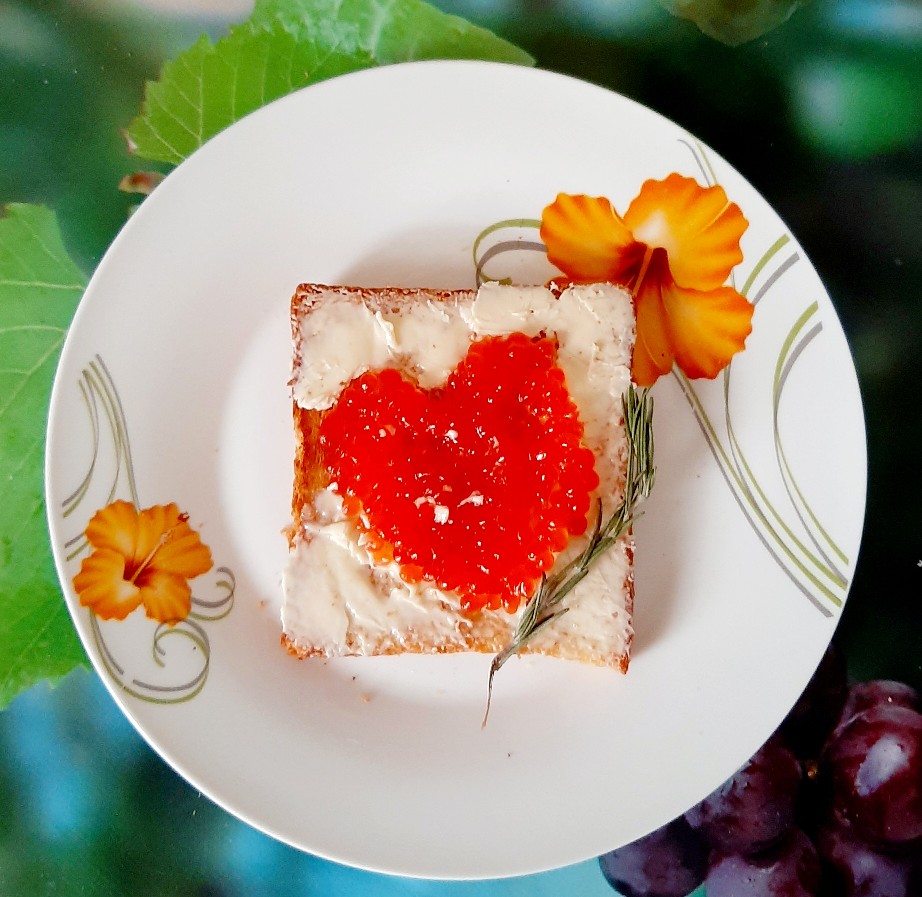 Завтрак для любимых - бутерброд с маслом и красной икрой