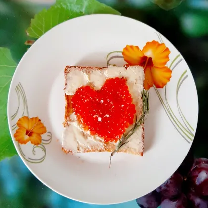 Завтрак для любимых - бутерброд с маслом и красной икрой