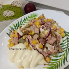 Салат с консервированным тунцом и кукурузой