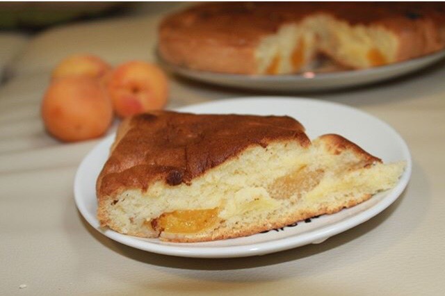 Шарлотка с абрикосами