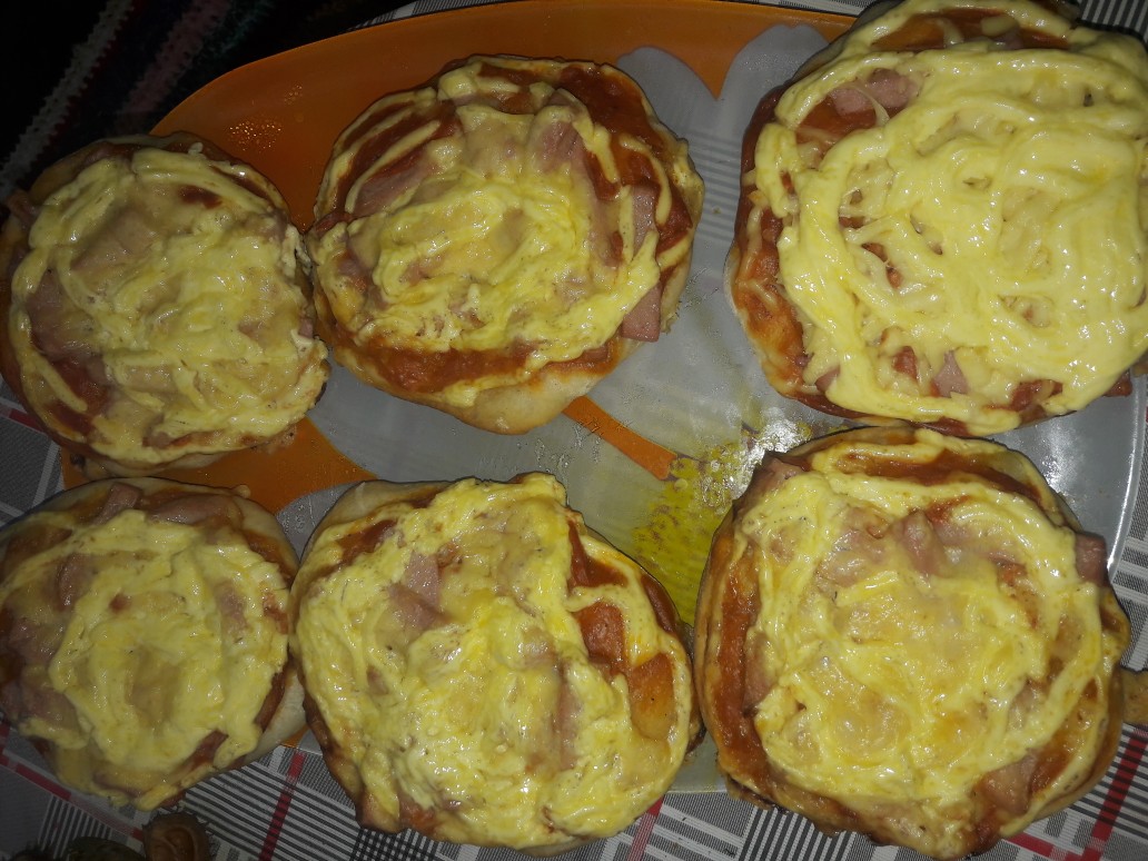 Пирожки из слоеного теста с колбасой и сыром - пошаговый рецепт с фото
