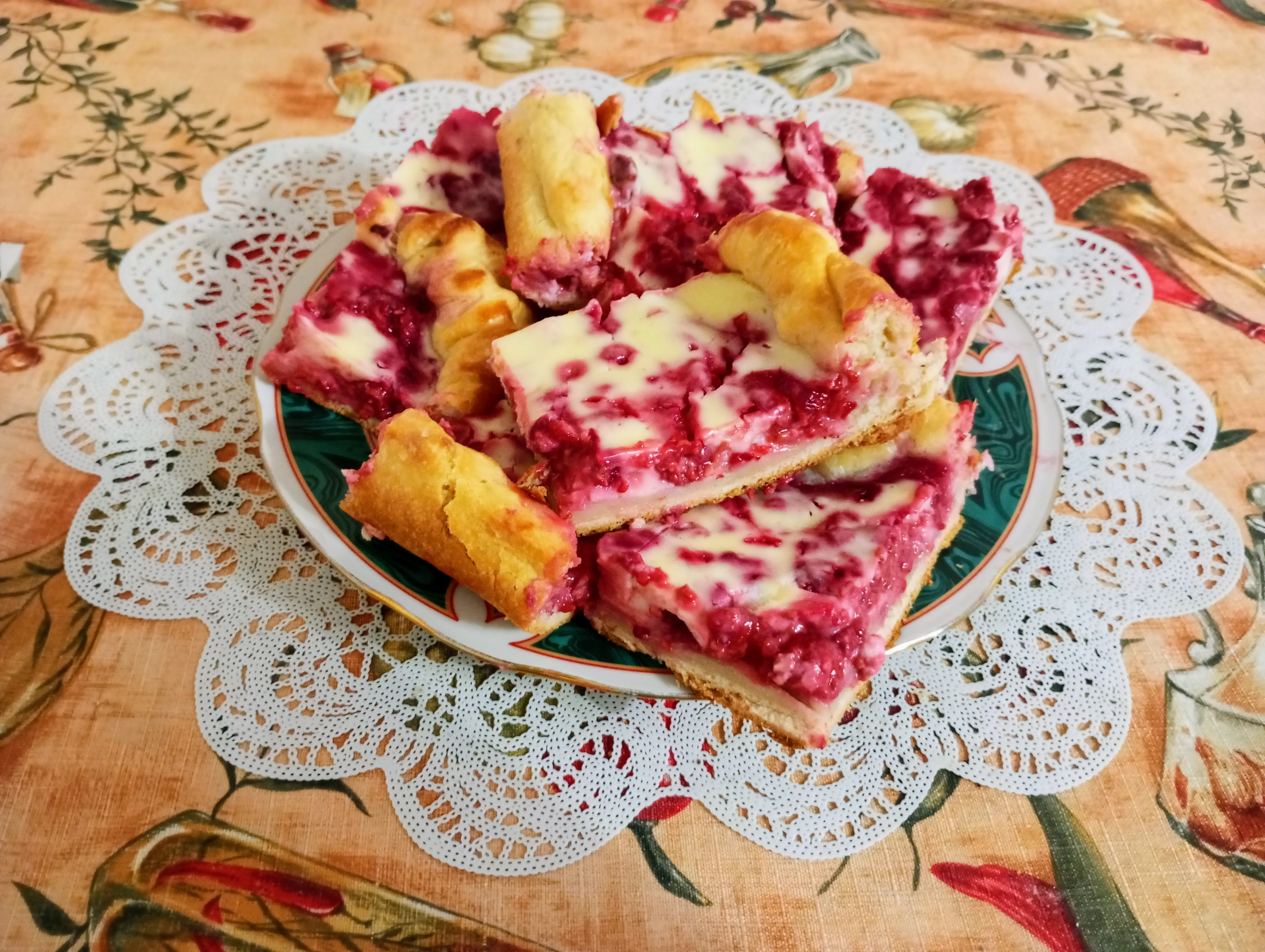 Пирог с малиной из слоеного дрожжевого теста