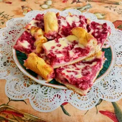 Пирог с малиной из слоеного дрожжевого теста