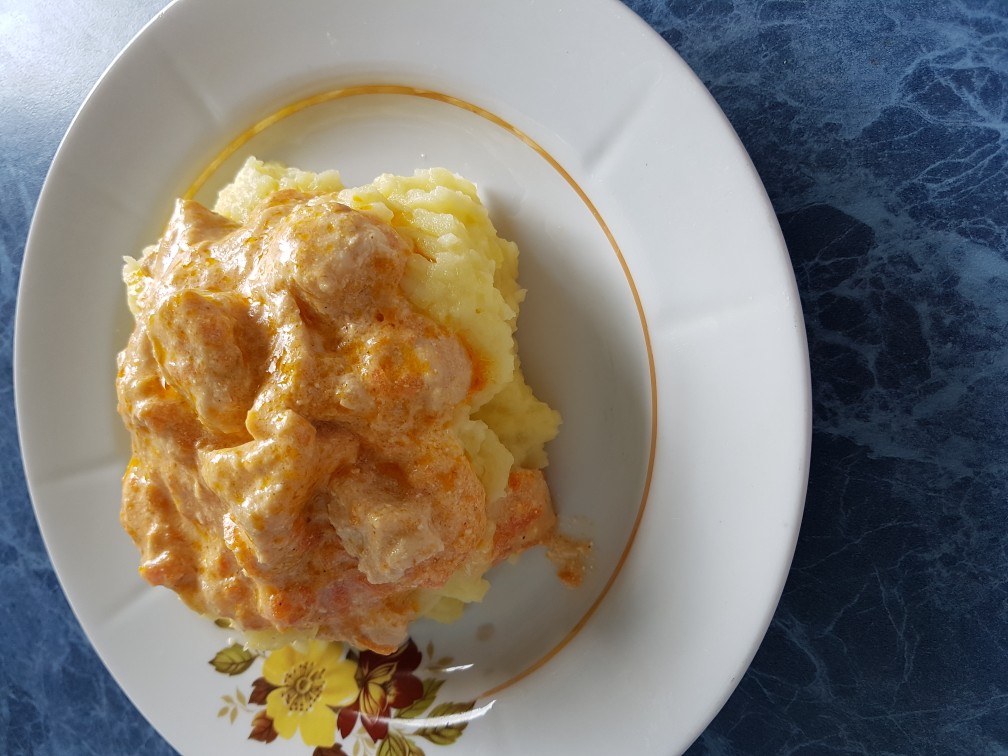 Картофельное пюре с подливой и куриным филе
