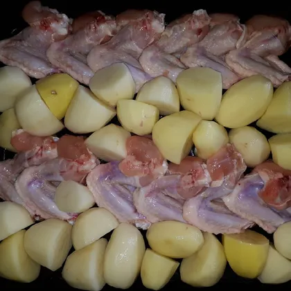 Куриные крылышки и картошка в духовке
