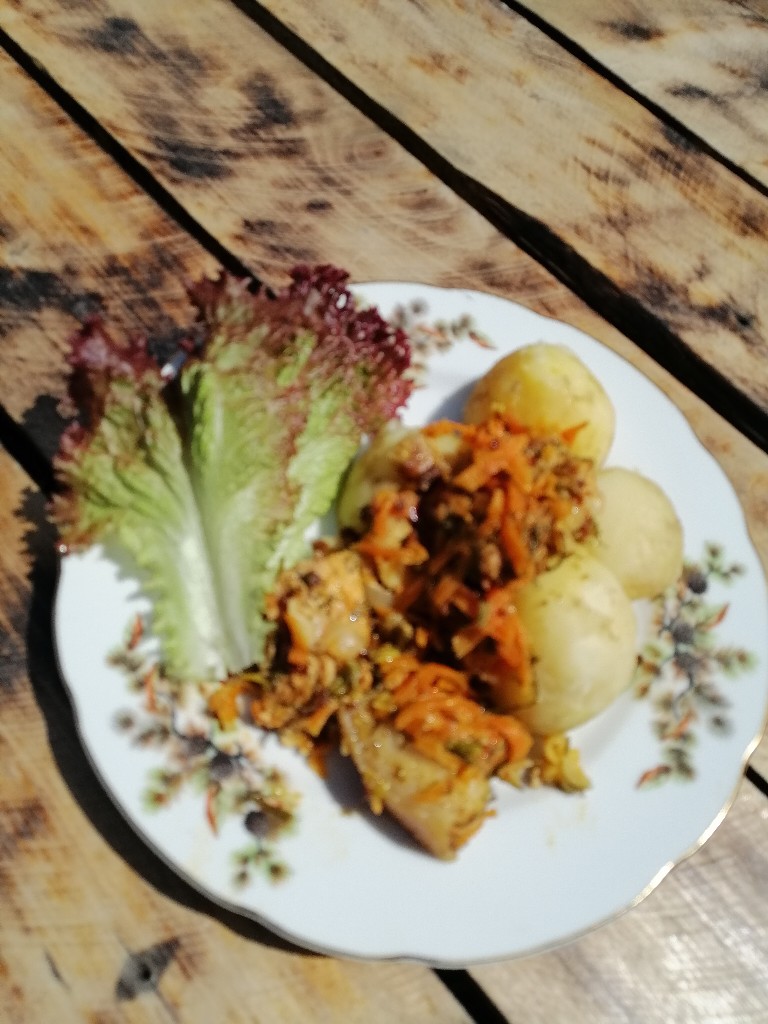 Молодой отварной картофель со свининой, тушенной с овощами