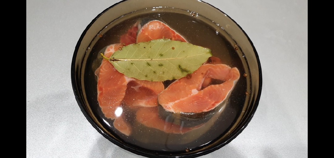 Красная рыба на сковороде в остро-сладком маринаде: рецепт - Лайфхакер