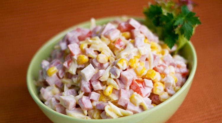 Салат с кукурузой и колбасой