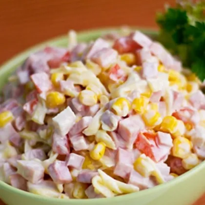 Салат с кукурузой и колбасой