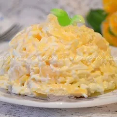 Салат с ананасами, сыром и чесноком