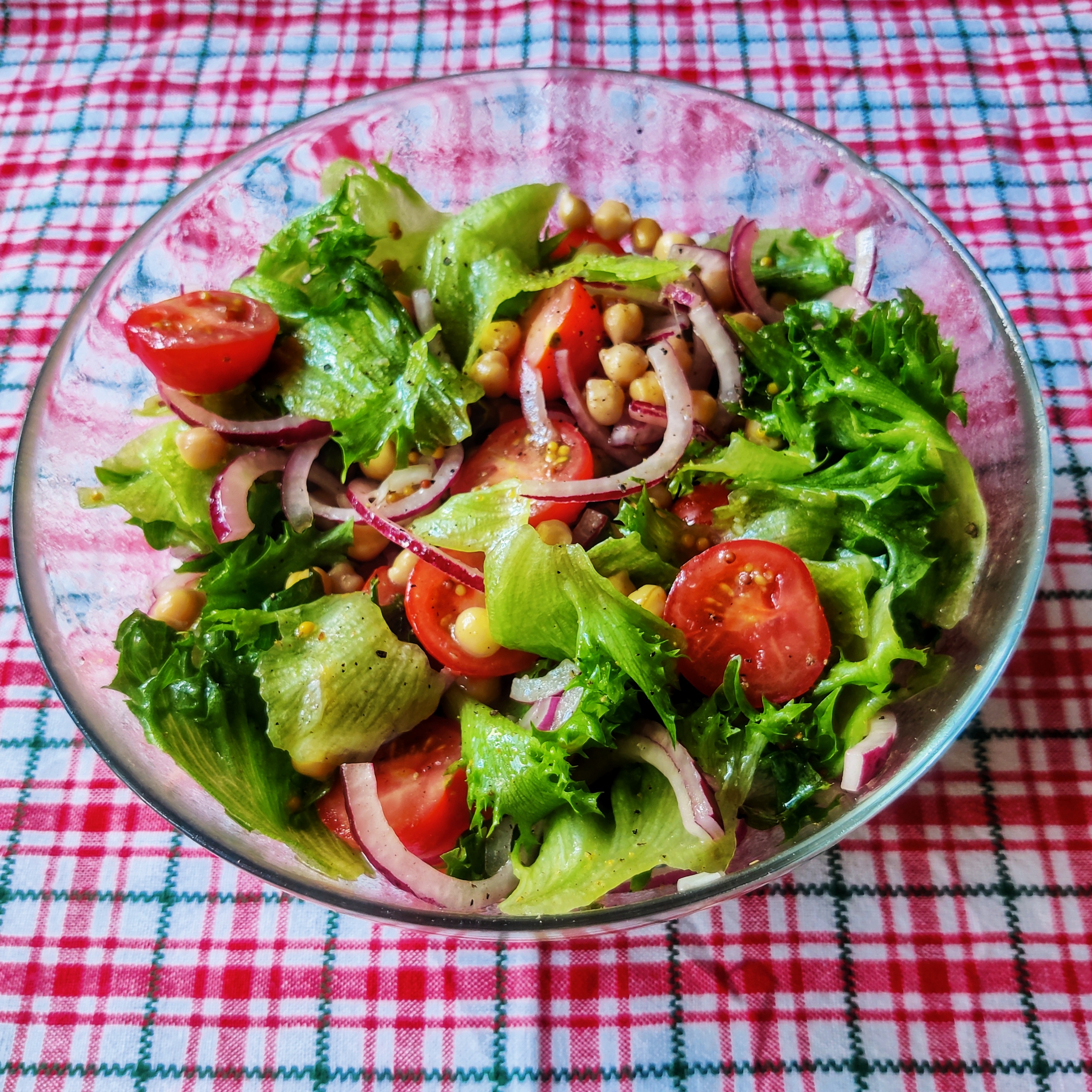 Необычный рецепт: салат из обжаренных помидоров-черри с фетой