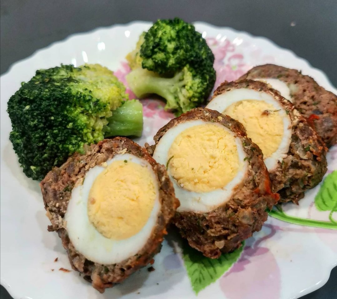 Мясной рулет с яйцом