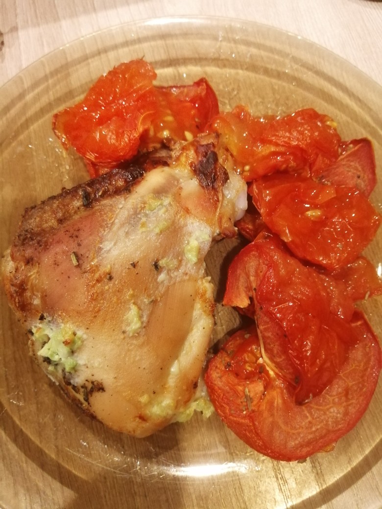 Чесночная курица с печёными томатами