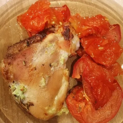 Чесночная курица с печёными томатами