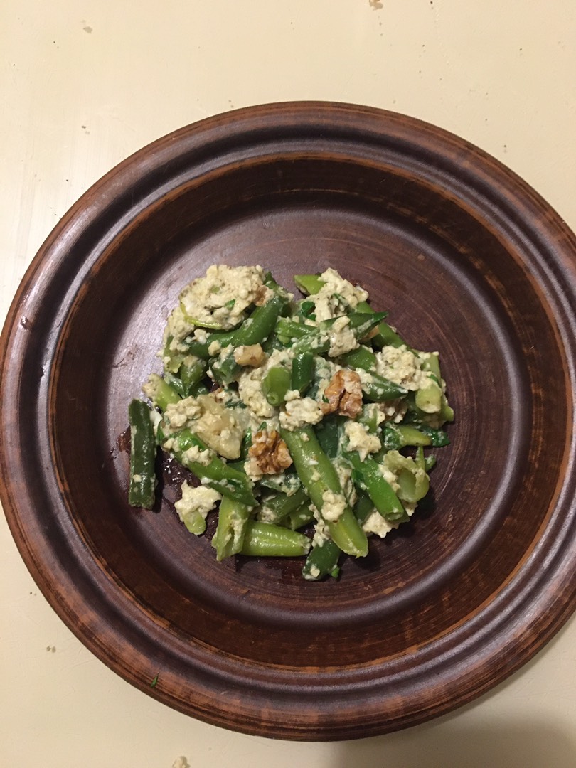 Стручковая фасоль с грецким орехом и яйцом