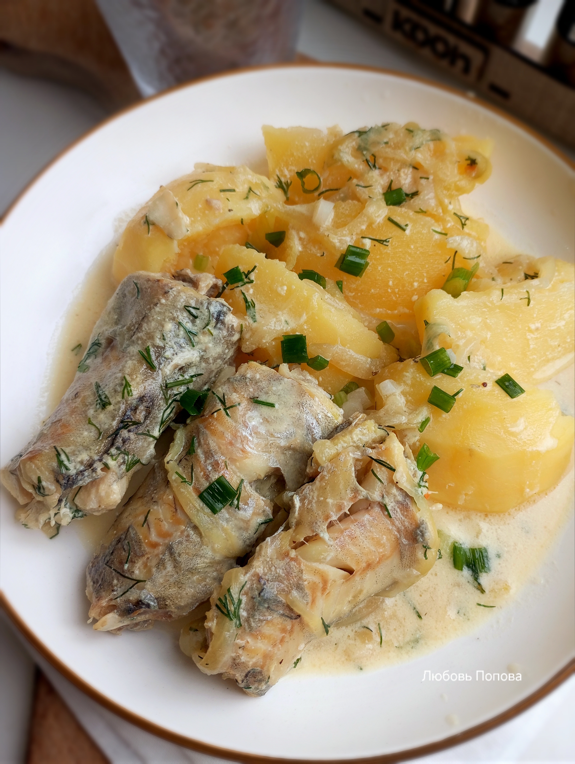 Минтай, тушённый с луком в сметанно-майонезном соусе