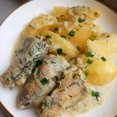 Минтай, тушённый с луком в сметанно-майонезном соусе 