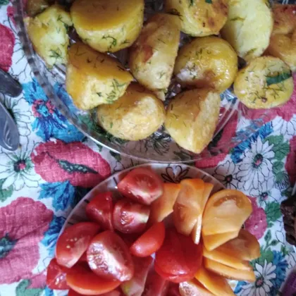 Молодая картошечка с домашними помидорами 😋😋😋