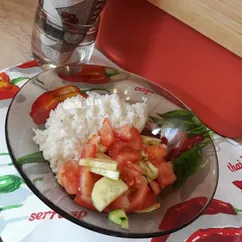 Рис с овощным салатиком😍🍅🥗