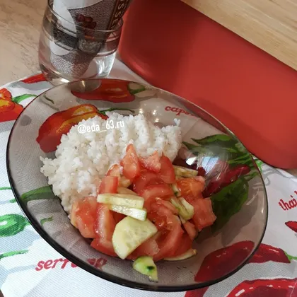 Рис с овощным салатиком😍🍅🥗