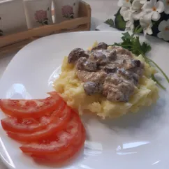 Картофельное пюре, с куриными сердечками в сливках