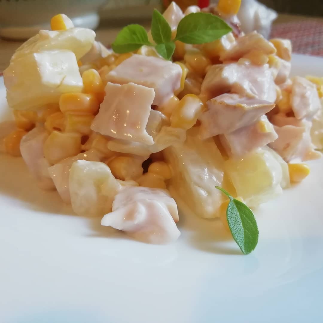 20 очень вкусных салатов с копченой курицей и ананасом
