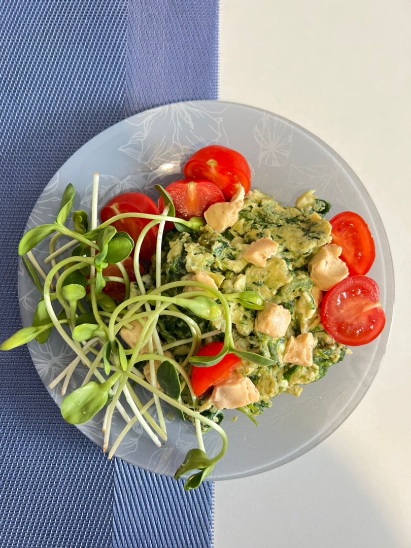 Скрэмбл со шпинатом 🥬