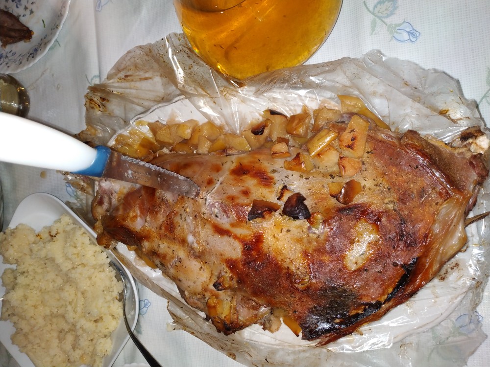 Баранья нога с яблоками