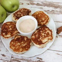 Яблочные оладушки 🍏 
Самый быстрый и вкусный завтрак🤤